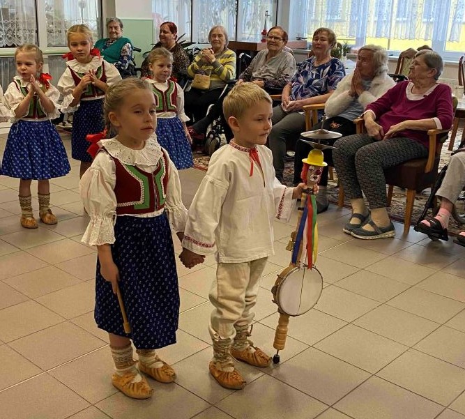 Děti z MŠ Markova přinesly do Domova Hortenzie vánoční světlo